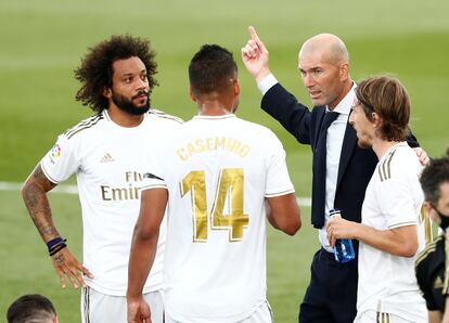 Zidane da instrucciones a Marcelo, Casemiro y Modric la pasada temporada contra el Eibar.