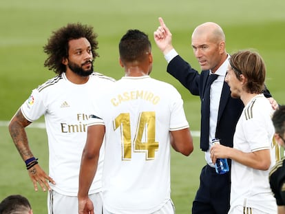 Zidane da instrucciones a Marcelo, Casemiro y Modric la pasada temporada contra el Eibar.