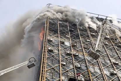 Bomberos iraníes trabajan para extinguir un incendio en un edificio del centro de Teherán (Iran).