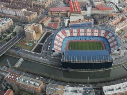 Vista aérea del Calderón, con la fábrica de Mahou detrás. / RICARDO GUTIÉRREZ