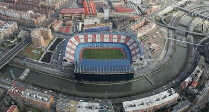 Vista aérea del Calderón, con la fábrica de Mahou detrás. / RICARDO GUTIÉRREZ