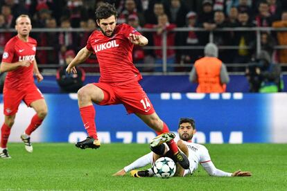 El jugador del Sevilla, Ever Banega, trata de arrebatarle el balón al jugador ruso del Spartak, Georgiy Dzhikiya.