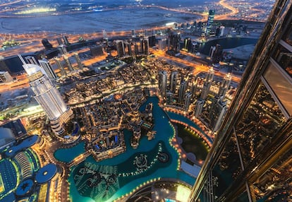 Con 828 metros de altura y 160 pisos, el Burj Khalifa es el rascacielos más alto del mundo. El mirador más alto está situado en el piso 154, aunque también es el acceso más caro (unos 145 euros). Por unos 34 euros, se puede subir hasta los 456 metros del piso 125 para obtener una panorámica de Dubái. Más información: <a href="https://www.burjkhalifa.ae/en/" target="_blank">www.burjkhalifa.ae</a>