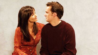 Courteney Cox y Matthew Perry, durante el rodaje de 'Friends' en 2001.