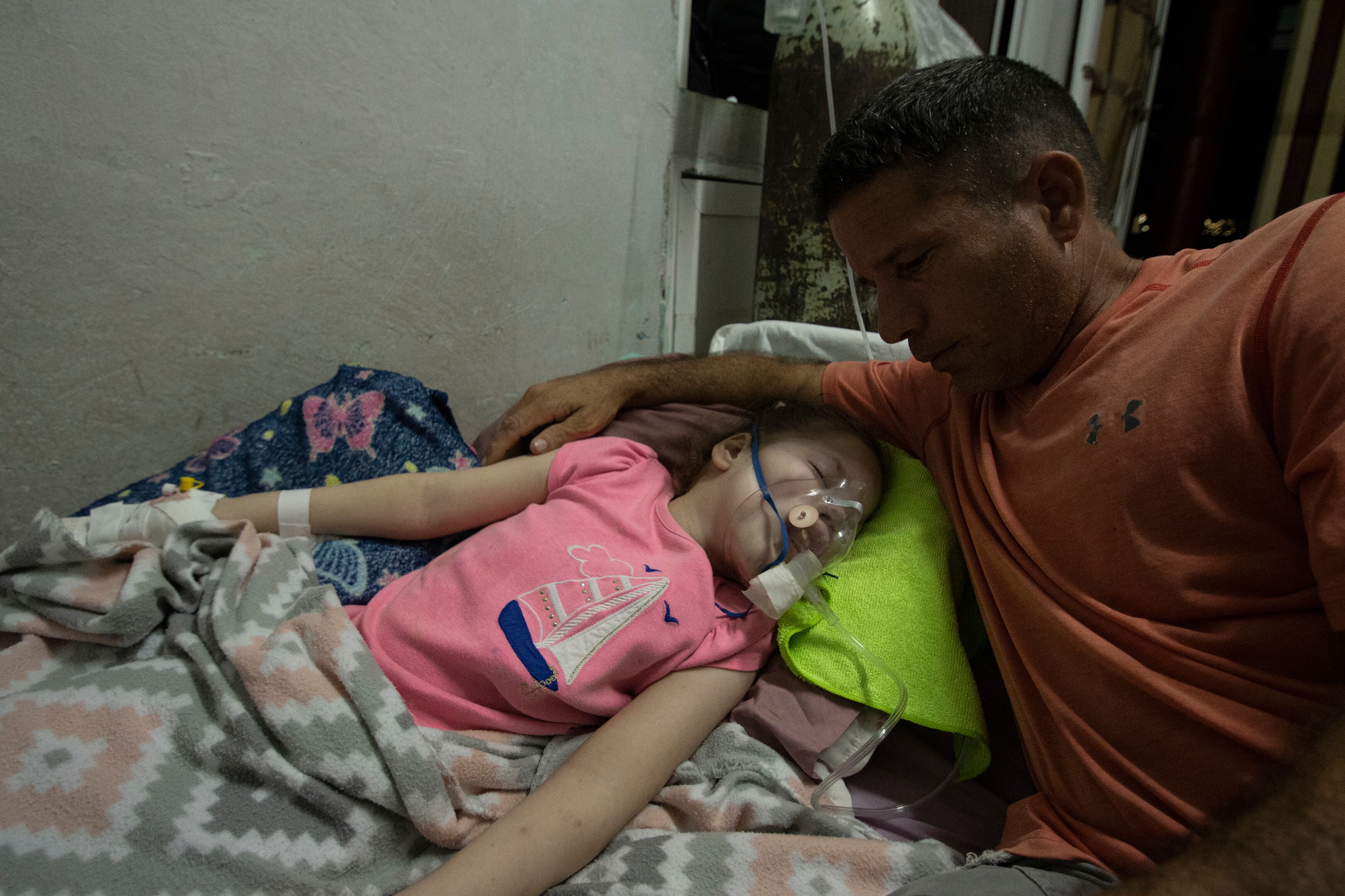 Baysel Acosta, padre Milena Acosta Sánchez, en el Hospital Pepe Portilla.