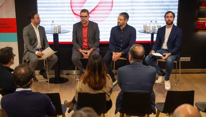 De izquierda a derecha, el periodista Hugo Gutiérrez modera el debate entre Jordi García Brustenga, director de Fomento del Ecosistema Emprendedor en Enisa; Diego Tomás, cofundador y CEO de Genion, y Carlos Mateo Enseñat, presidente de la Asociación Española de Start-ups. 