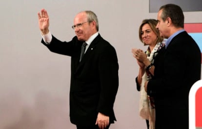 José Montilla saluda a sus seguidores junto a Carme Chacón y José Corbacho
