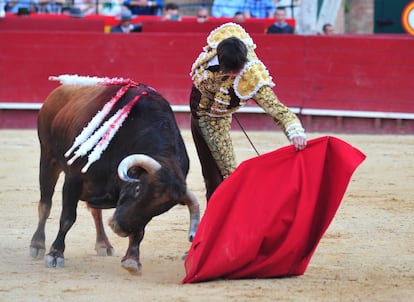 Roca Rey en un natural al toro que desorejó.