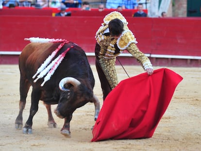 Roca Rey en un natural al toro que desorejó.