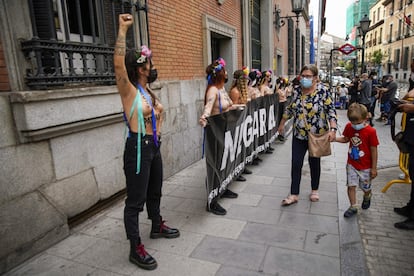 Las activistas de Femen, frente al Ministerio de Justicia.