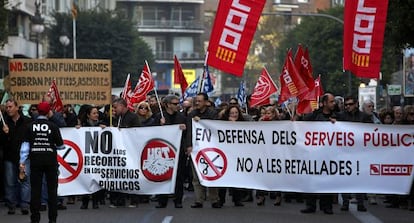 Manifestaci&oacute;n de bomberos y polic&iacute;as locales de Valencia exigiendo la paga de Navidad. 