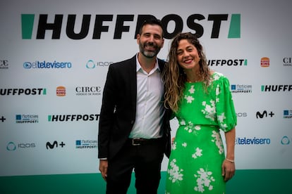 Javier Escartín Gómez (a la izquierda), redactor jefe de política de 'El Huffpost', y Lara Hernández, coordinadora general de Sumar.