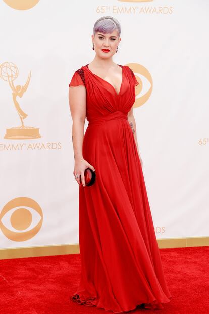 Kelly Osbourne apostó por el rojo vestida por Jenny Packham y joyas de Amrapali.