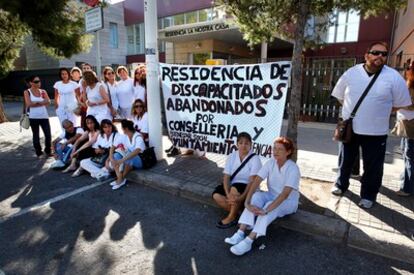 Trabajadores de la residencia La Nostra Casa de Valencia protestan por no cobrar el sueldo por impago del Consell al centro.