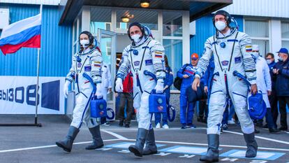 De izquierda a derecha, la actriz Yulia Peresild, el cosmonauta Anton Shkaplerov y el cineasta Klim Shipenko antes del lanzamiento de la nave espacial Soyuz MS-19 en el cosmódromo ruso de Baikonur, este martes.