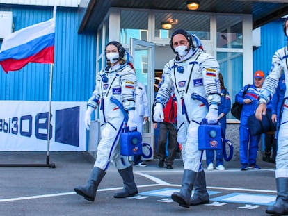 De izquierda a derecha, la actriz Yulia Peresild, el cosmonauta Anton Shkaplerov y el cineasta Klim Shipenko antes del lanzamiento de la nave espacial Soyuz MS-19 en el cosmódromo ruso de Baikonur, este martes.