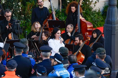 La artista Diana Navarro interpreta la canción 'Adiós', durante el acto en memoria de las víctimas de los atentados del 11-M, este lunes en la Puerta del Sol. 