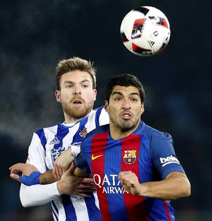 El delantero uruguayo del F. C. Barcelona, Luis Suárez (d), disputa un balón con el centrocampista de la Real Sociedad, Asier Illarramendi.