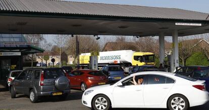 Colas de veh&iacute;culos en Loughborough, en el centro de Inglaterra.