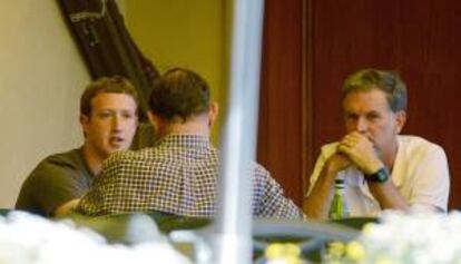 El fundador y director ejecutivo de Facebook, Mark Zuckerberg (i), habla con el director de The Washington Post Company, Donald Graham (c), y el director ejecutivo de Netflix, Reed Hastings, el pasado 12 de julio de 2012. EFE/Archivo