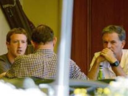 El fundador y director ejecutivo de Facebook, Mark Zuckerberg (i), habla con el director de The Washington Post Company, Donald Graham (c), y el director ejecutivo de Netflix, Reed Hastings, el pasado 12 de julio de 2012. EFE/Archivo