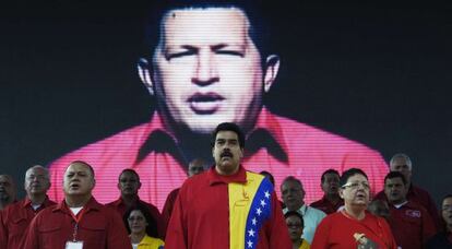 Nicol&aacute;s Maduro, en el centro, el jueves.