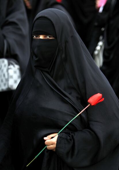 Una bahreiní porta una flor durante una manifestación en Manama, la capital del país. Dos millares de mujeres participaron en la marcha, con motivo del Día de la Mujer.