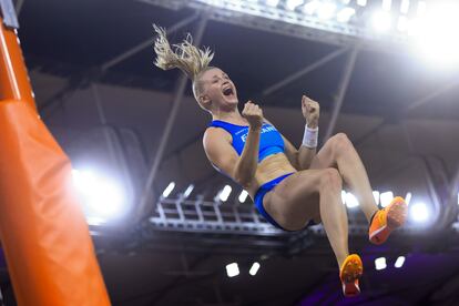Wilma Murto, de Finlandia, celebra la marca conseguida tras su salto con pértiga, el 23 de agosto. 
