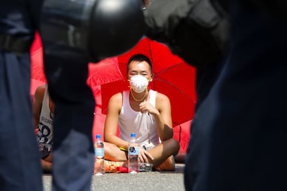 En las cercanías de la sede del Gobierno autónomo —el epicentro del movimiento prodemocracia que ocupa algunas de las principales calles de Hong Kong—, unos 300 policías forman cordones humanos para separar a los manifestantes. Aunque la operación encontró cierta resistencia por parte de los jóvenes acampados, no hubo altercados ni arrestos.