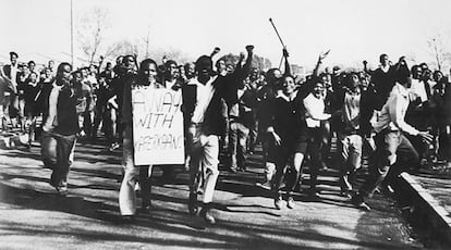 Estudiantes manifestándose en las calles de Soweto el 16 de junio de 1976