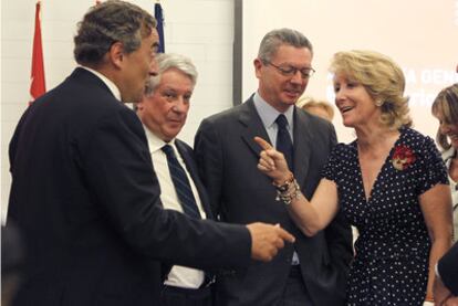 Juan Rosell, Arturo Fernández y Ruiz-Gallardón conversan con Esperanza Aguirre.