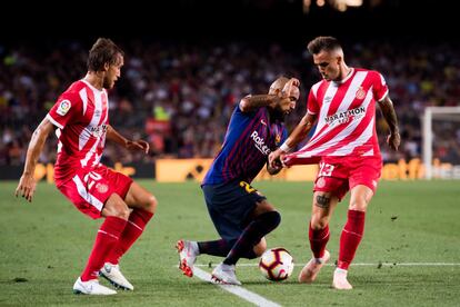 Arturo Vidal, lucha el balón con Aleix Garcia y Marc Muniesa.