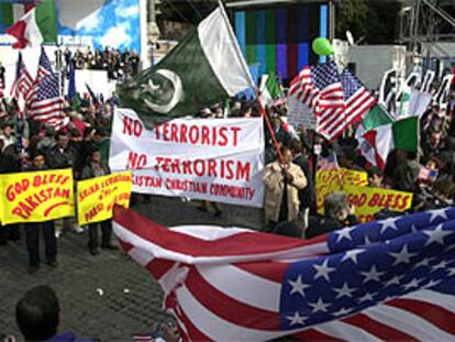 Grupos árabes portan pancartas contra el terrorismo en la manifestación proestadounidense de Roma.