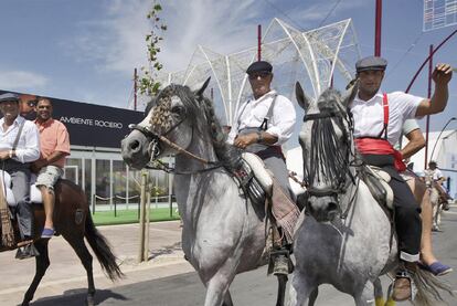 Dos caballistas, ayer en el nuevo real de la Feria de Almera.