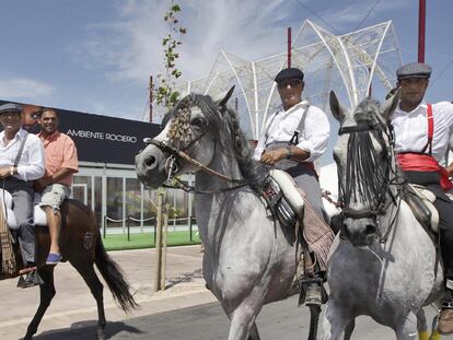 Dos caballistas, ayer en el nuevo real de la Feria de Almería.