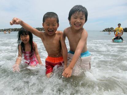 Unos ni&ntilde;os ba&ntilde;&aacute;ndose en la playa de Nakoso (Fukushima), la primera de las &uacute;nicas tres que han reabierto tras el accidente nuclear.