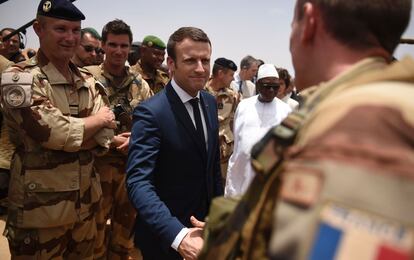 El presidente francés, Emmanuel Macron, durante una visita a tropas francesas en el Sahel en Malí en mayo de 2017.