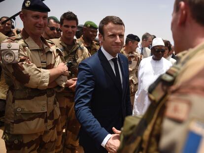 El presidente francés, Emmanuel Macron, durante una visita a tropas francesas en el Sahel en Malí en mayo de 2017.