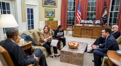 Barack Obama, reunido el viernes por la noches en el Despacho Oval.