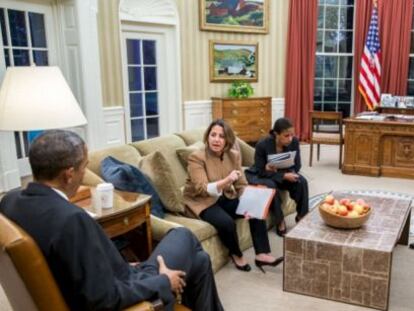 Barack Obama, reunido el viernes por la noches en el Despacho Oval.