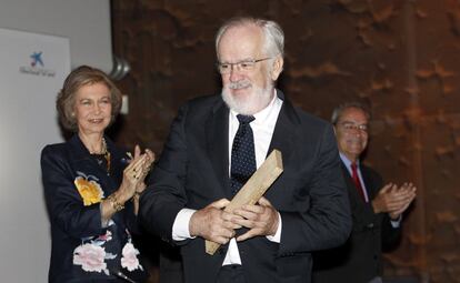 El humorita fráfico Antonio Fraguas "Forges" saluda tras recibir uno de los premios FAO cuyo acto ha estado presidido por la reina Sofía, el 9 de mayo de 2012.