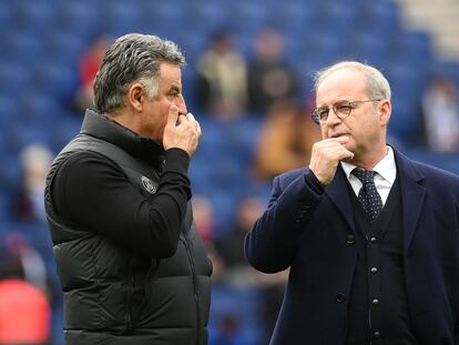 Christophe Galtier, el entrenador, y Luis Campos, el director deportivo del PSG, charlan antes del partido contra el Lille este domingo.