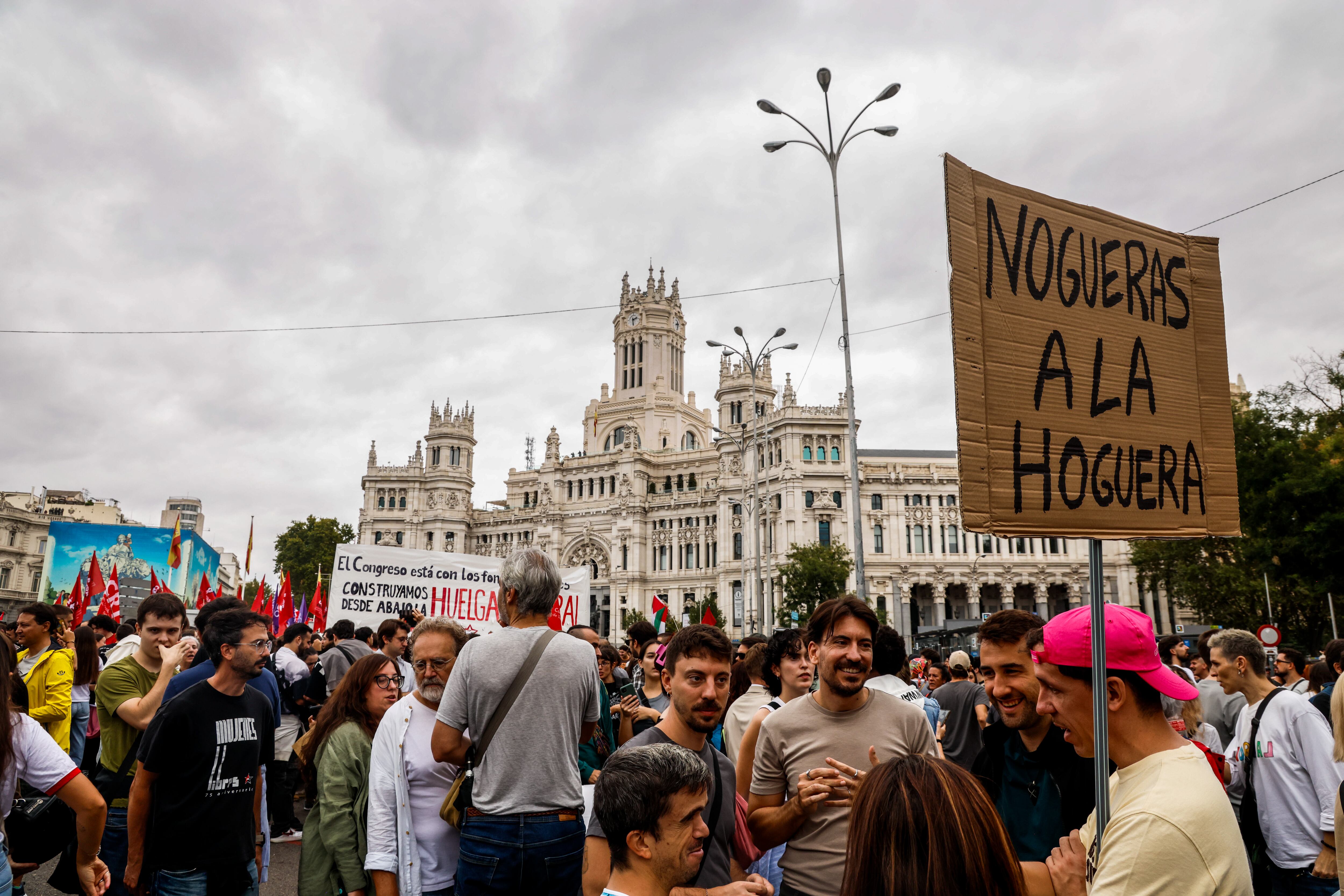 Manifestantes por la vivienda en la plaza de Cibeles, en Madrid, este sábado.