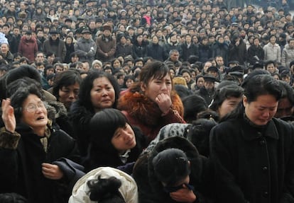 Otra escena de dolor frente a un gran retrato de Kim Jong-il en Pyongyang.