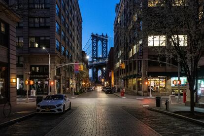 El barrio Dumbo, ubicado en Brooklyn, con vistas al puente de Manhattan, vacío. Este barrio tiene una gran vida gastronñomica y uno de los mejores mercados de todo Nueva York. Por lo que tanto vecinos como turistas se suelen encontrar en sus calles. El 17 de marzo comenzó el toque de queda para los bares neoyorquinos, que deben cerrar a partir de las ocho de la noche. No todos lo han respetado.