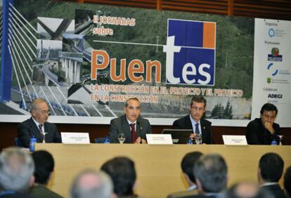 El consejero de Transportes, Iñaki Arriola (en el centro), el diputado general de Guipúzcoa, Markel Olano (a la derecha), y el subdirector de Supervisión de Proyectos y Obras guipuzcoano, Luis de los Mozos, abrieron ayer en San Sebastián las jornadas sobre puentes.