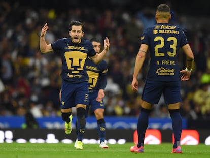 Alan Mozo, de los Pumas, celebra su gol frente al América.