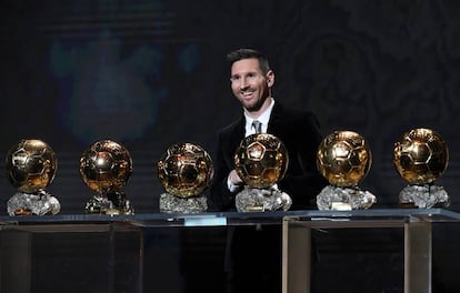 Messi, este lunes en París, con los seis balones de oro que ha ganado.