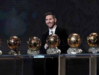Messi, este lunes en París, con los seis balones de oro que ha ganado.