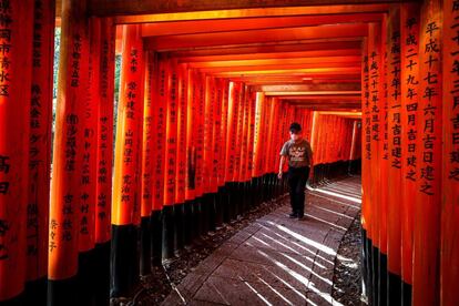 Un hombre camina con mascarilla por el templo Fushimi Inari Taisha, prácticamente desierto, en Kyoto, Japón, este miércoles.